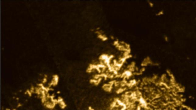 La «isla mágica» de Titán, arriba en el centro