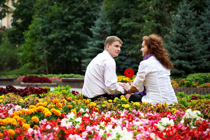 Pareja De Anamorados En El Jardin Con Flores Imagenes De Amor In Love